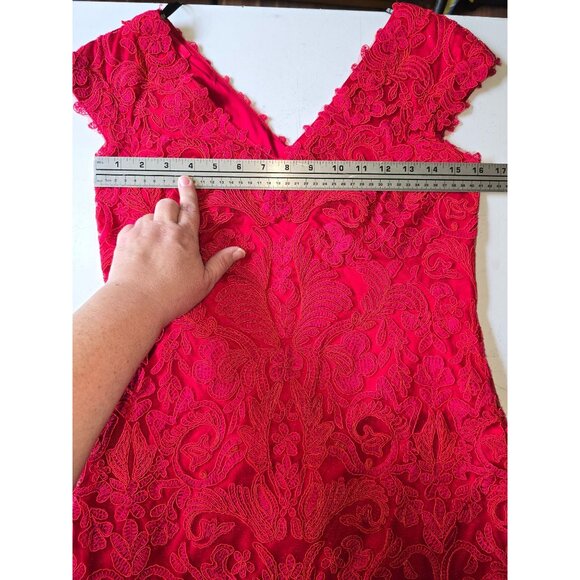 Tadashi Shoji Red Lace Sleeveless V-Neck Cocktail Dress Size 4 Elegant Floral - Picture 8 of 9